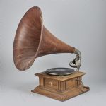 673198 Horn gramophone
